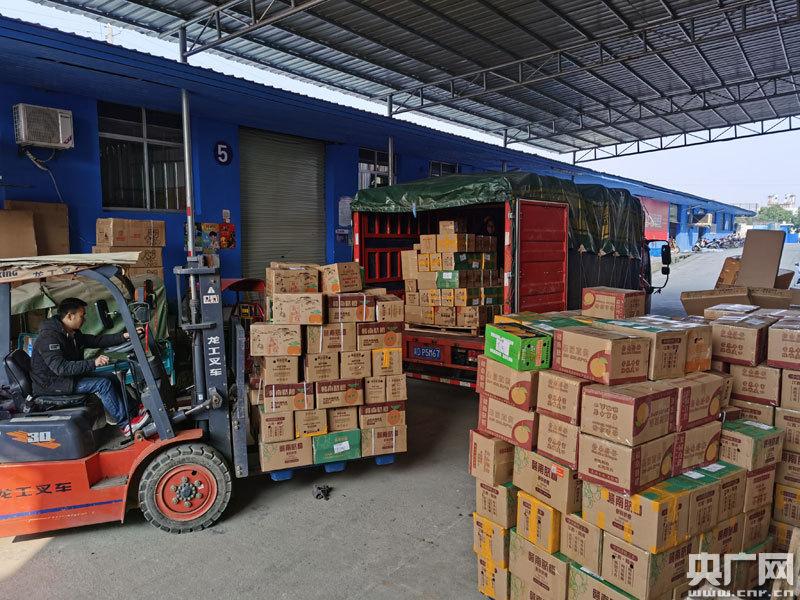 万安县仓储物流集散中心工作人员将万安脐橙运送上车(央广网发 通讯员